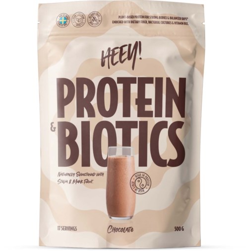 Verpackung mit Protein- und Biotikapulver und einem Glas Schokoladengenuss davor. Text erwähnt natürliche Zutaten und 17 Portionen.