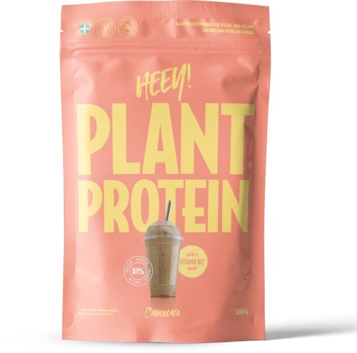 Rosa förpackning med gul text som säger "Hey! Plant Protein" och en bild av en chokladdrink.