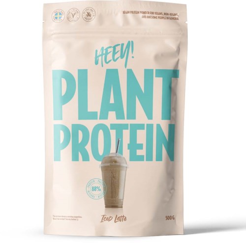 En hvid pose med planteprotein med blå tekst, der viser en kopi af en café latte og nogle certificeringssymboler.