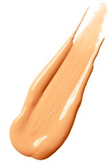 Een streek van beige make-up foundation of crème met een gladde, glanzende textuur op een witte achtergrond.