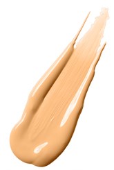 Een test van beige make-upproduct met romige textuur en vloeiende toepassing.