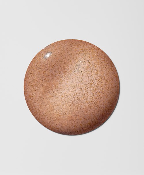 Et brunt egg med glatt skall på en hvit overflate.