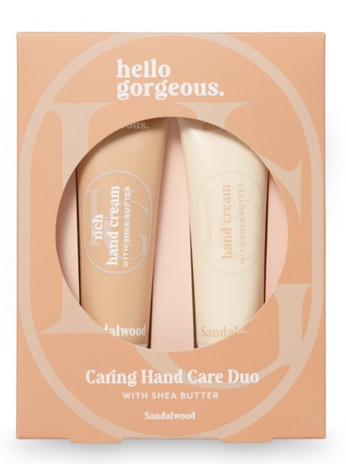 En lyserød æske indeholder to håndcremer, en med sheasmør og sandalwood duft, mærket 'Hello Gorgeous'.
