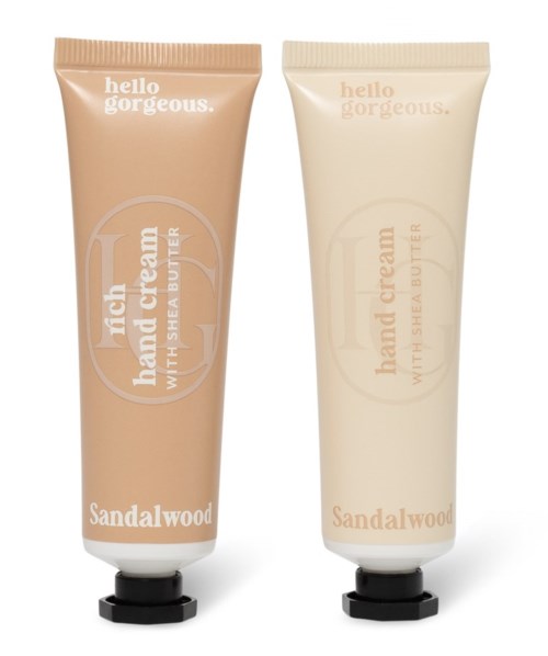 To tubes håndcreme mærket 'Sandalwood', en i mørkere beige og en i lysere cremefarve.