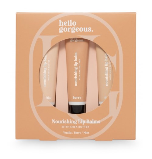 En æske indeholder tre nærende læbepomader i fersken, pink og beige farver med smagsvarianter vanilje, bær og mint.