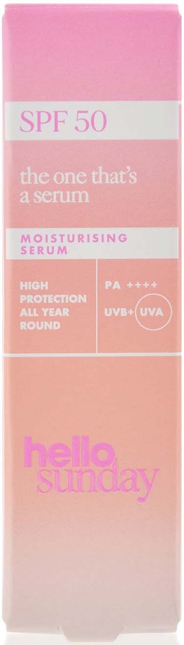 En lyserød emballage til en fugtgivende serum med SPF 50, høj beskyttelse og UVA/UVB-filtre. Mærket er Hella Sunday.