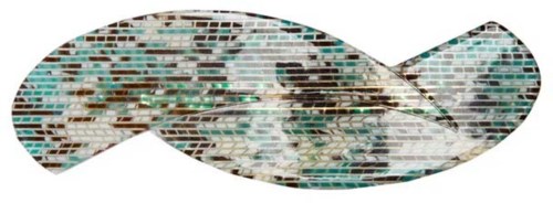 En speilet fiskeskulptur med mosaikkmønster mot en svart bakgrunn.