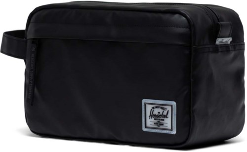 Een zwarte reistrolley met label, rits en handvat, gemaakt van glad materiaal voor het dragen van essentials.