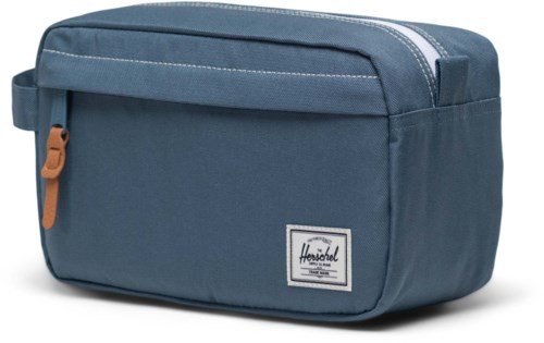 Blå Herschel-väska eller necessär med dragkedja och logotyp.