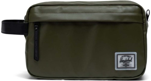 En grön rektangulär väska med handtag och en grå etikett som säger Herschel. Den har ett dragkedjsfack inuti.