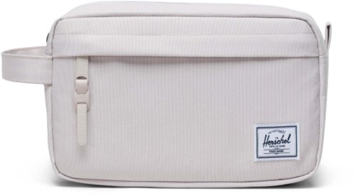 En vit väska med dragkedja, en liten handtag och en etikett som säger 'Herschel' på framsidan.