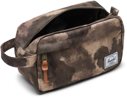 En brun camo-mönstrad väska med dragkedjeficka, handtag på sidan och en vit etikett på framsidan.