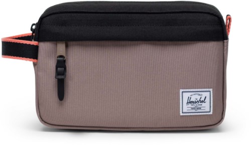 En tvåfärgad väska med beige botten, svart topp och orange rem. Den har ett blixtlås och Herschel-logga.