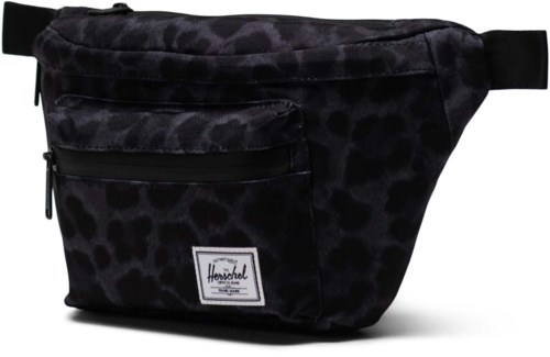 Musta vyölaukku leopardikuvioinnilla, vetoketjullinen tasku ja Herschel-merkki.