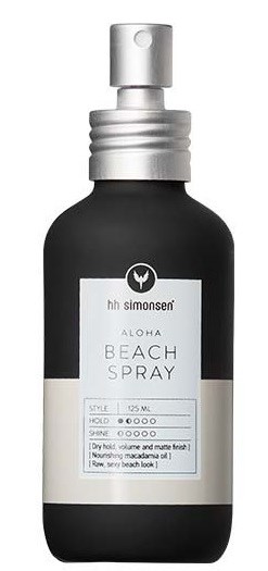 En svart sprayflaska märkt 'Aloha Beach Spray' med vit text och spraymunstycke ovanpå.