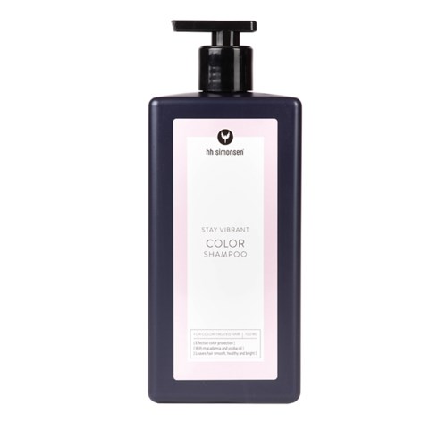 En mørk flaske sjampo med pumpe, merket "Stay Vibrant Color Shampoo" av hh simonsen.