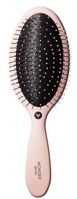 En rosa hårborste med ett svart ovalborstområde och vita prickar, med många svarta och vita borstar. Handtaget säger 'Wonder Brush.'