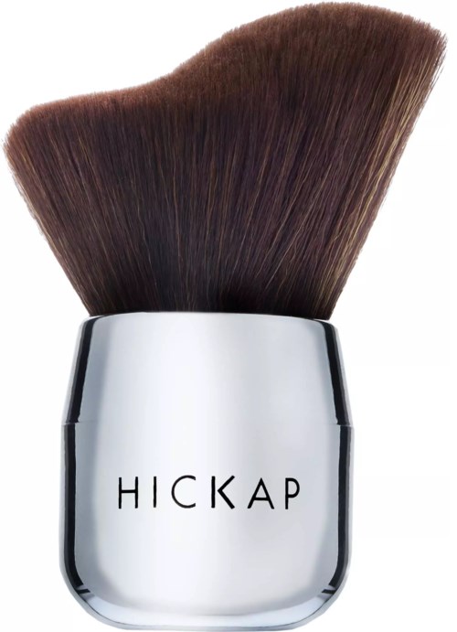 En makeup-børste med sølvhåndtak og brune børstehår. Håndtaket har merket HICKAP.