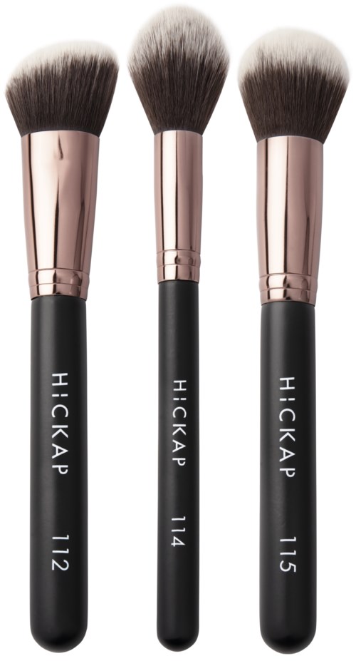 Drie make-up kwasten met zwarte handvatten en verschillende zachte tips, genummerd 112, 114 en 115.