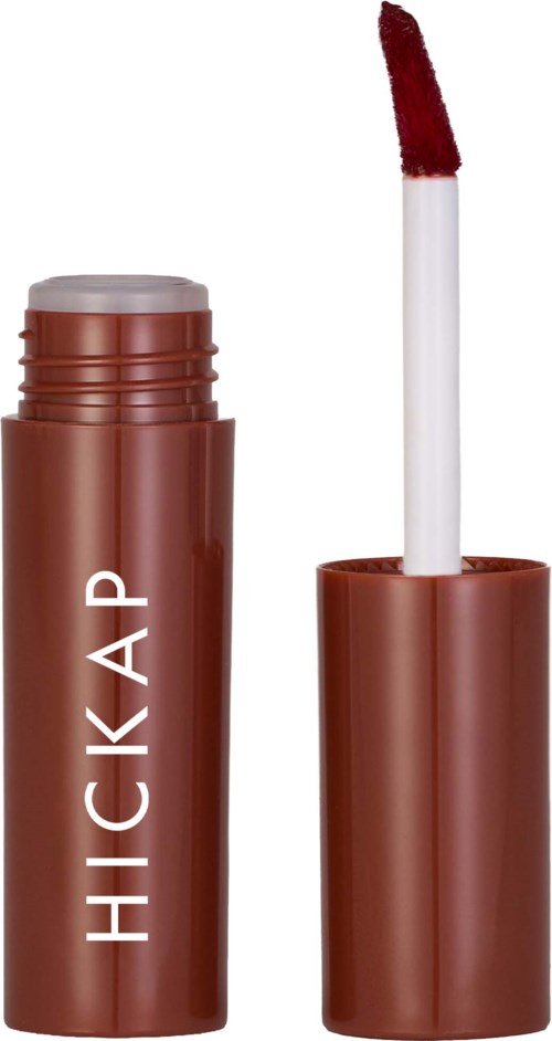 Ein Lipgloss- oder Flüssiglippenstiftbehälter mit Pinsel, gekennzeichnet HICKA, in braun.