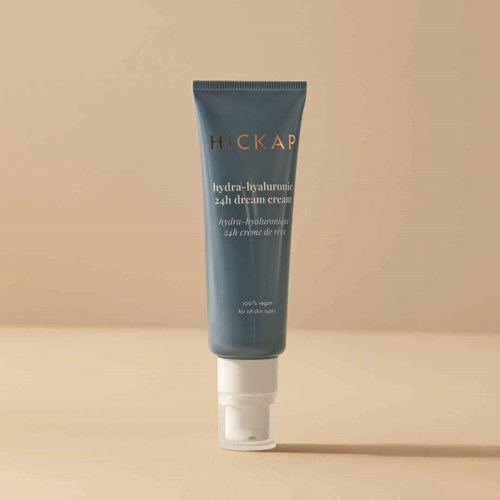 Niebieska tuba Hickap Hydra-Hyaluronic 24h Dream Cream na beżowym tle.