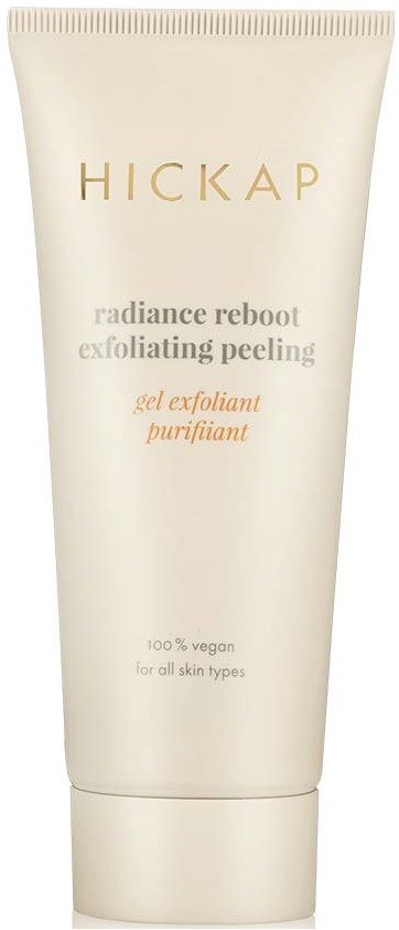 En hvit tube med hudpleieprodukt fra Hickap, kalt radiance reboot exfoliating peeling, for alle hudtyper.