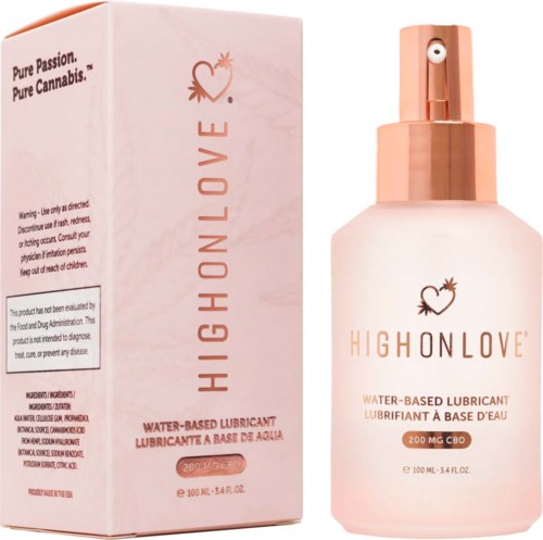 En pink flaske og æske med High On Love vandbaseret glidecreme med CBD, 100 ml, 200 mg CBD. Elegant design.