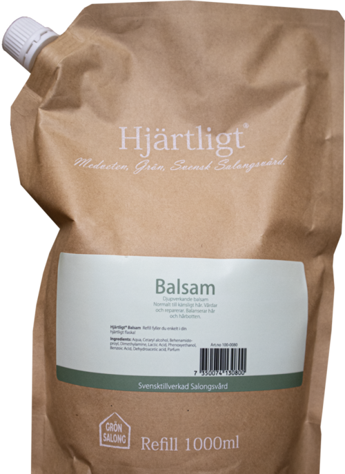 En brun påfyllingspose med hvit og grønn etikett for balsam, 1000 ml, fra en svensk salong. Emballasjen har et hvitt lokk.