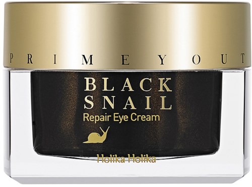 Een potje oogcrème met een gouden deksel, labelt Black Snail Repair Eye Cream, door PRIMERYOUT en Holika Holika.