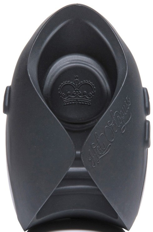 Ein schwarzer Fußmassager mit einem Kronensymbol im Inneren und Knöpfen an der Seite. Für Fußentspannung.