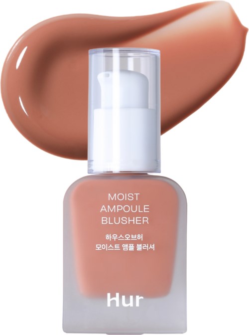 En mörk babyblush-flaska med en appliceringsrulle, och en del av produkten bredvid, märkt 'Moist Ampoule Blusher' och 'hur' i vitt.