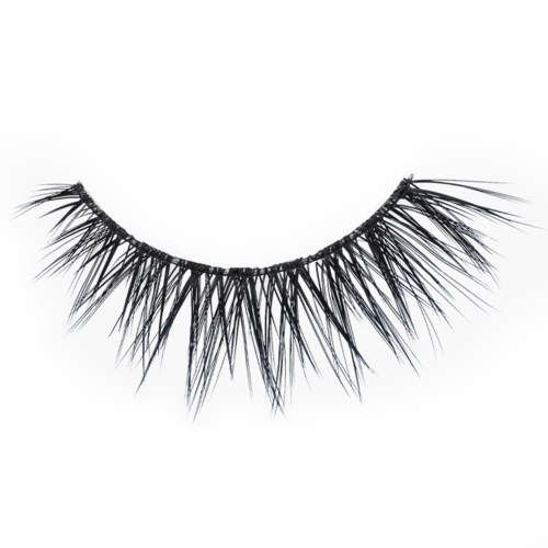 Nahaufnahme einer schwarzen Wimpernverlängerung, dicht gepackt und gebogen, auf weißem Hintergrund.