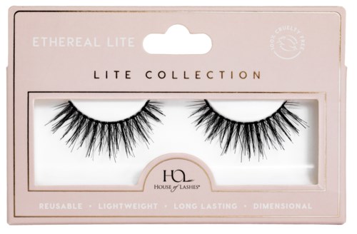 Eine Schachtel mit künstlichen Wimpern, die lange, dicke, schwarze Wimpern enthalten, in rosa und klar verpackt.