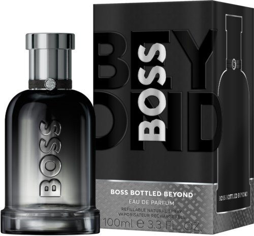 En svart cologne-flaske med sølvhette og Boss-logo, ved siden av en mørk Boss-eske med parfümedetaljer.