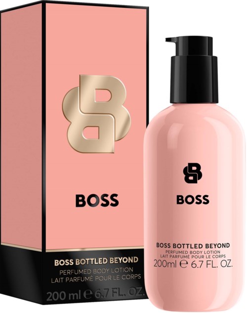 Lyserød duftbodylotionflaske med sort pumpe og BOSS logo, ved siden af en matchende lyserød æske med BOSS logo.