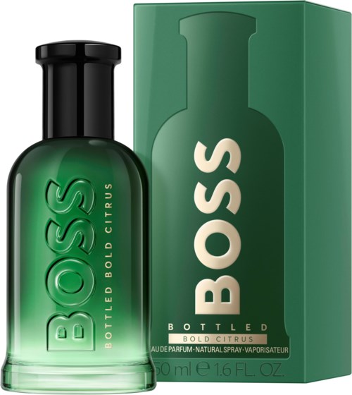 Groene parfumfles met zwarte dop naast groene doos met witte tekst. De fles zegt "BOSS" en "Bottled Bold Citrus."