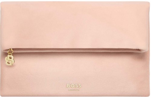 Een lichtroze clutch met klep, gouden logo en kleine gouden ritssluitinghanger.