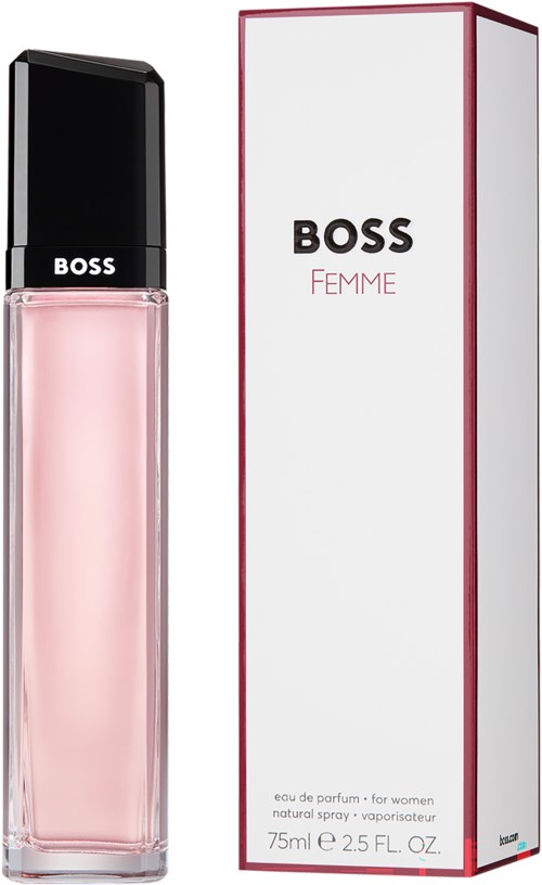 En parfyllflaska med rosa vätska och en vit box märkt 'BOSS FEMME' bredvid.