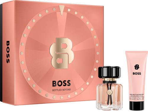 Boss Bottled Beyond duftsett med en rosa eske, en liten parfymeflaske og en matchende rosa kroppslotion.