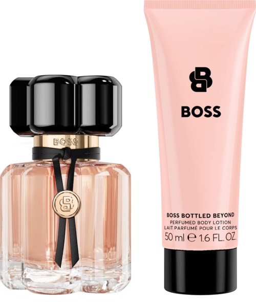 En parfymeflaske med svart lokk ved siden av et rosa kroppslotionsrør, begge merket Boss.