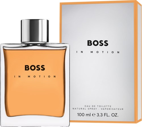 En parfymeflaske og eske merket 'BOSS IN MOTION', hvor flasken er fylt med oransje væske.