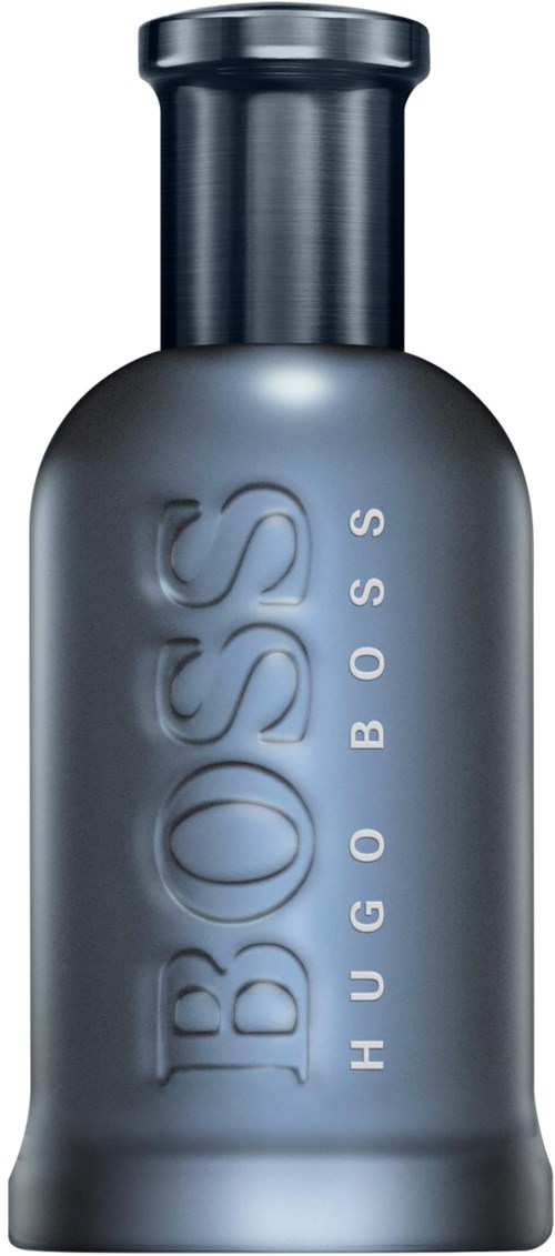 En grå flaska med mörk kork, märkt 'BOSS HUGO BOSS' i vertikal upphöjd text.