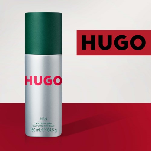 En deodorantspray for menn med en sølv- og grønn boks, og fet rosa og rød tekst som sier "HUGO."