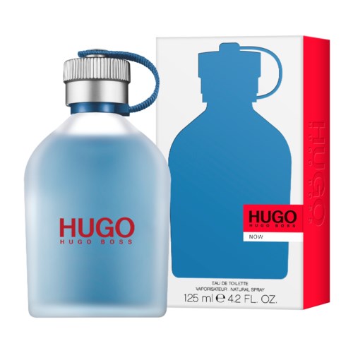 En flaska Hugo Boss Now-parfym och dess box med en blå flasbli som illustration på framsidan.