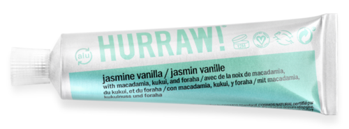 En tub med jasmine vaniljsmakande tandkräm med mynta och macadamia ingredienser, varumärket Hurraw!.