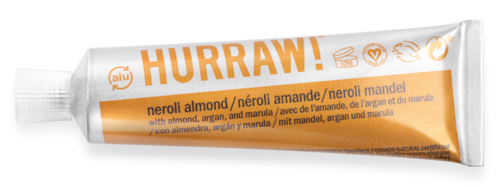 En tub med mandel- och marulajordnötssmör med orange etikett och vit tub, med varumärket 'HURRAW!'.