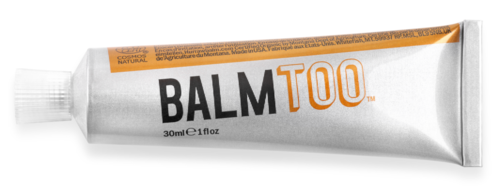 En liten silverrör märkt 'BALMTOO' med orange och svart text och vit kork.