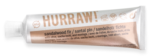 En tub tandkräm märkta 'HURRAW!', med ingredienser som sandelträ, oliv och pepparmynta. Vit tub med beige och brunt text.