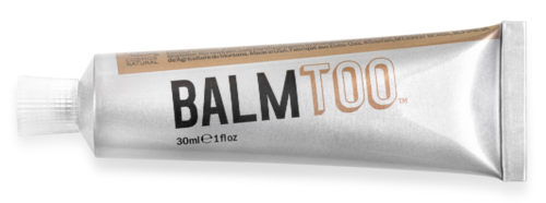 En silver tub med etiketten 'BALMTOO' med en svart och orange logo, ett lock till vänster och liten text som anger volym.