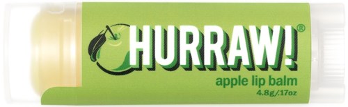 Een groen lippenbalsamtube met de naam 'HURRAW!' en een appelillustratie.